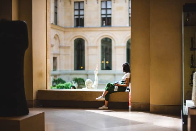 girl visiting a museum 