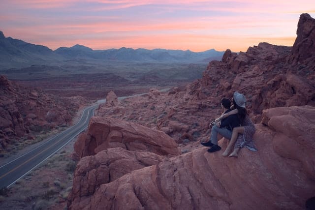 couple traveling together canyon