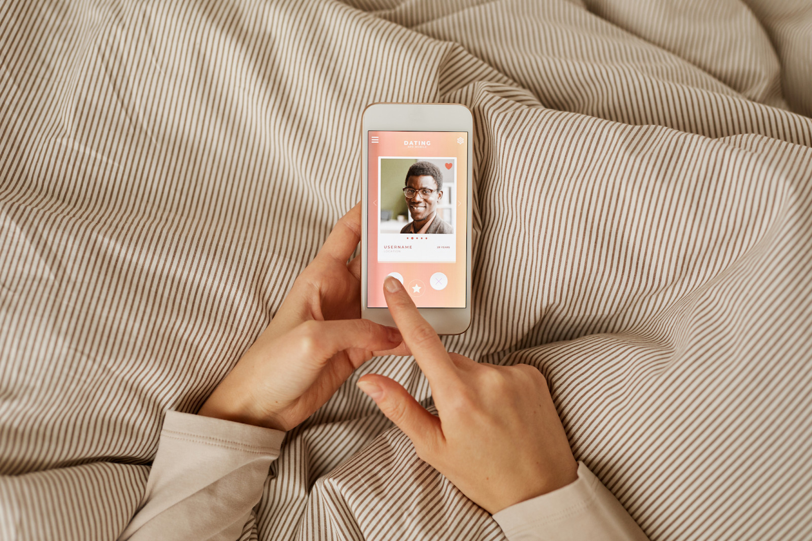girl swiping left or right dating app