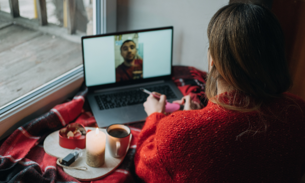 couple on the computer FaceTiming online dating