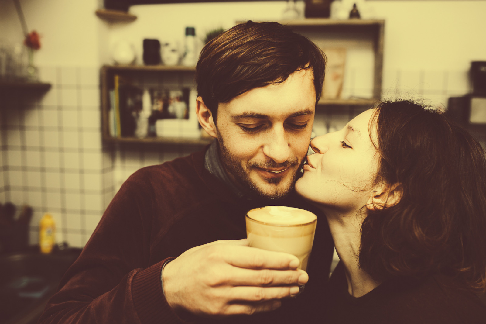 couple kissing