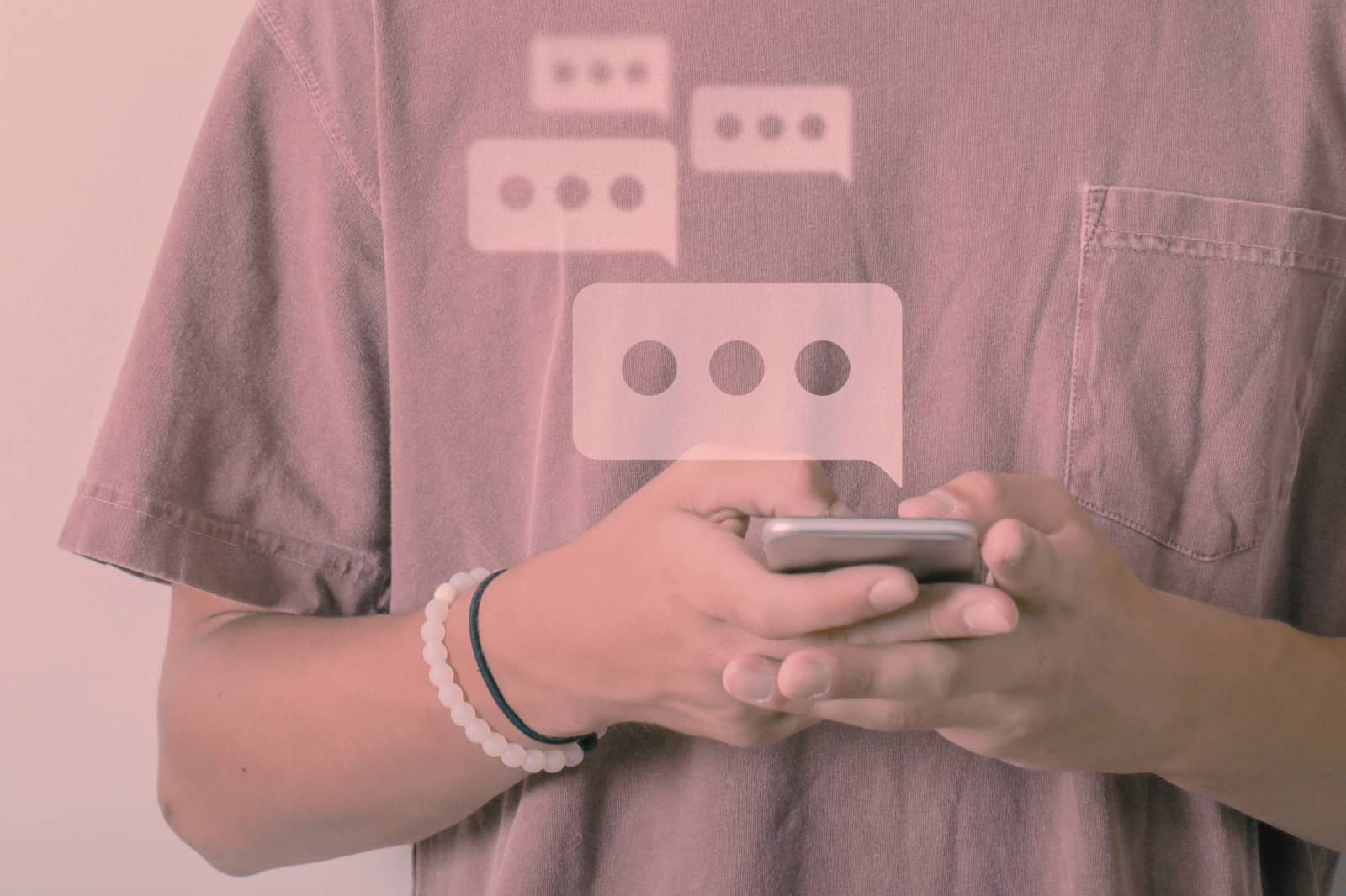 girl texting guy learning how to start a conversation